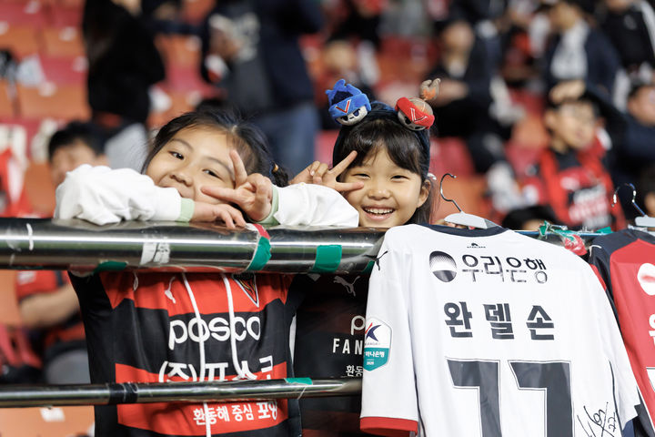 [서울=뉴시스] 프로축구 K리그1 포항스틸러스의 어린이 팬. (사진=한국프로축구연맹 제공) 2026.04.22. photo@newsis.com *재판매 및 DB 금지