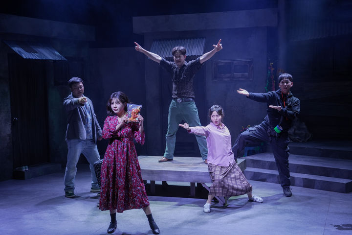 [서울=뉴시스] 연극 '마트로시카' 시연 모습 (사진=호라이즌웍스 제공) 2026.04.30. photo@newsis.com *재판매 및 DB 금지