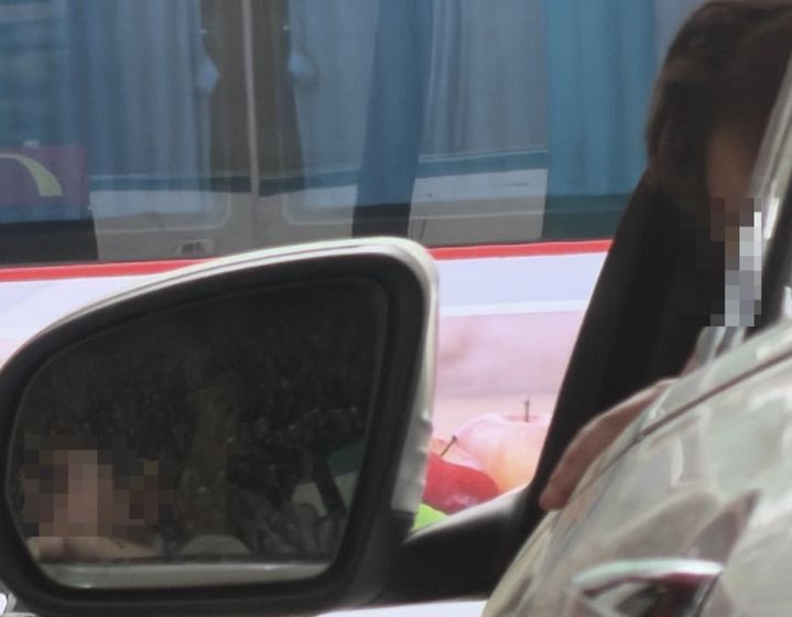 [서울=뉴시스] 충북 청주의 한 맥도날드 드라이브스루 매장에서 차량 운전석에 앉은 유아의 모습이 사이드미러에 비쳐 논란이 되고 있다. (사진=SNS 캡처)