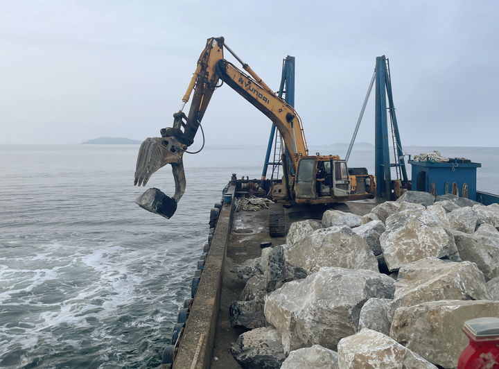 [태안=뉴시스] 지난 2024년 8월 충남 태안군이 꽃게 산란·서식장 조성 사업으로 굴삭기를 이용해 자연석을 바다에 투하하고 있다. (사진=태안군 제공) 2026.04.30. photo@newsis.com *재판매 및 DB 금지
