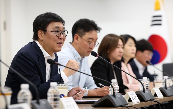 [서울=뉴시스] 최휘영 문화체육관광부 장관이 30일 서울 종로구 국립현대미술관 서울관에서 열린 '공공기관의 지역서점 도서 구매 활성화를 위한 간담회'에서 지역서점계 현장 전문가 및 공공·학교도서관 관계자와 함께 제도 개선 방안을 위한 논의를 하고 있다. (사진=문화체육관광부 제공) 2026.04.30. photo@newsis.com *재판매 및 DB 금지