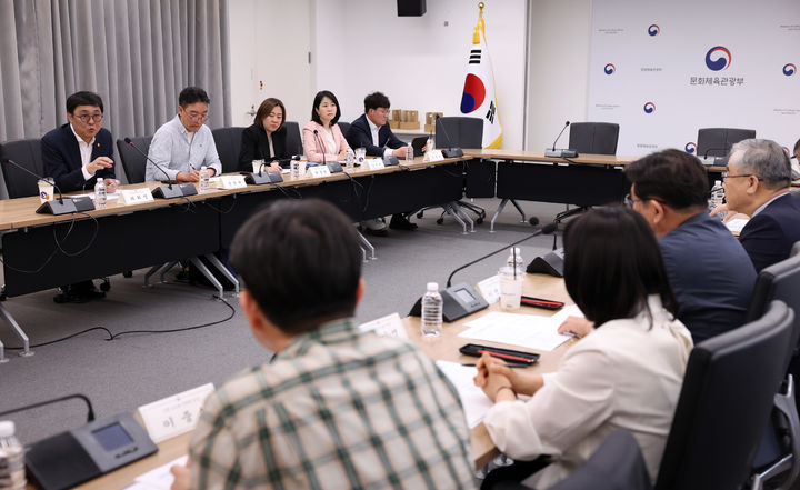 [서울=뉴시스] 최휘영 문화체육관광부 장관이 30일 서울 종로구 국립현대미술관 서울관에서 열린 '공공기관의 지역서점 도서 구매 활성화를 위한 간담회'에서 지역서점계 현장 전문가 및 공공·학교도서관 관계자와 함께 제도 개선 방안을 위한 논의를 하고 있다. (사진=문화체육관광부 제공) 2026.04.30. photo@newsis.com *재판매 및 DB 금지