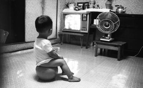 요강에 앉은 내동생. 서울 내수동. 1967 *재판매 및 DB 금지