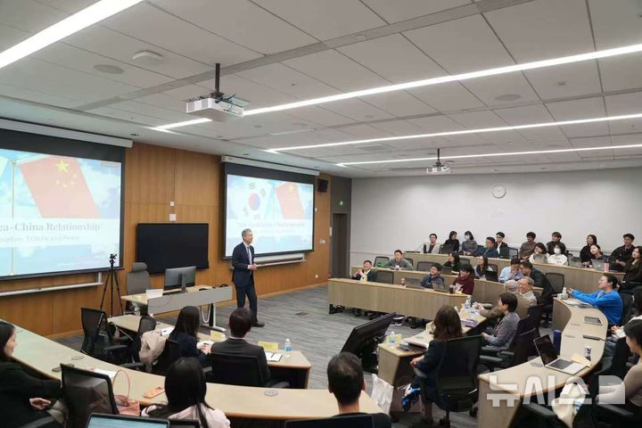 [베이징=뉴시스] 노재헌 주중국대사가 29일 상하이의 상하이뉴욕대학에서 대학생 60여명을 대상으로 강연하고 있다.(사진=주중국대사관 제공) 2026.04.30 photo@newsis.com