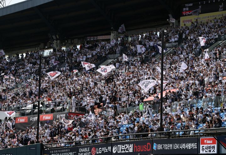 [서울=뉴시스] 프로야구 두산 베어스가 30일 서울 잠실구장에서 열린 2026 신한 쏠 KBO리그 삼성 라이온즈와의 경기에 만원 관중을 동원하며 9연속 잠실구장 매진 신기록을 세웠다. (사진=두산 베어스 제공) 2026.04.30. *재판매 및 DB 금지