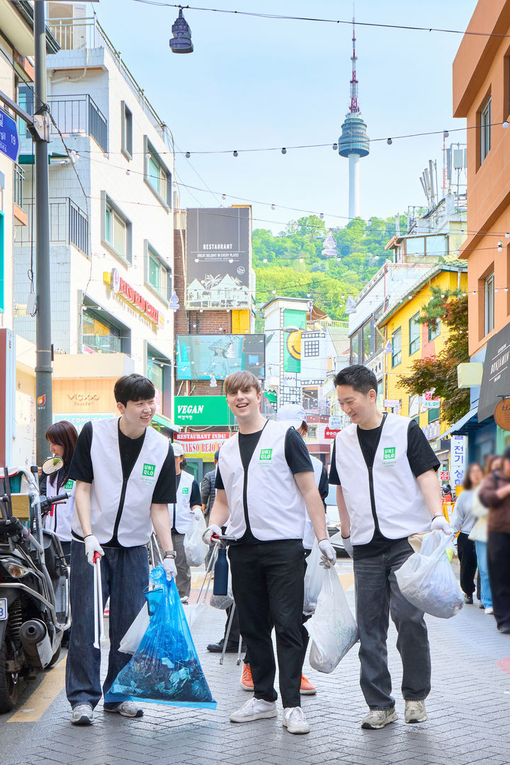 [서울=뉴시스] 명동 일대에서 진행된 유니클로와 환경재단의 플로깅 활동에 참여한 방송인 줄리안(가운데)과 에프알엘코리아 공동대표 최우제(오른쪽) (사진=유니클로 제공) 2026.05.01. photo@newsis.com *재판매 및 DB 금지