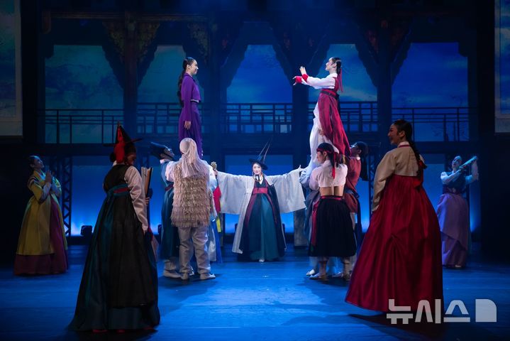 [서울=뉴시스]전통연희극 '광대' 공연 장면. (사진=국립정동극장 제공)