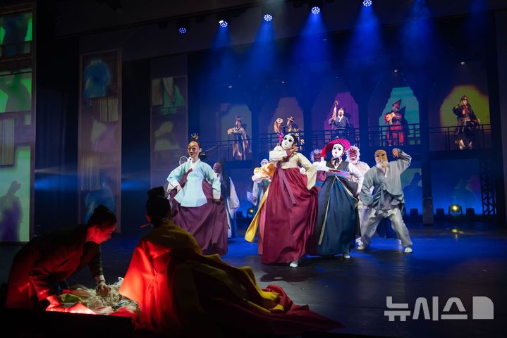  [서울=뉴시스]전통연희극 '광대' 공연 장면. (사진=국립정동극장 제공)