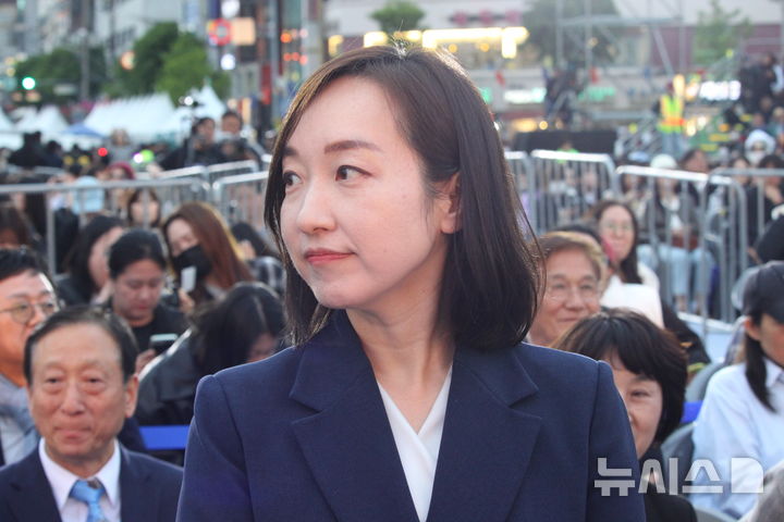 [아산=뉴시스] 최영민 기자 = 더불어민주당 아산을 국회의원 보궐선거 후보로 공천된 전은수 전 청와대 대변인이 30일 충남 아산 온양온천역 앞에서 열린 제65회 아산 성웅이순신축제 개막식에 참석하고 있다. 2026.04.30 ymchoi@newsis.com