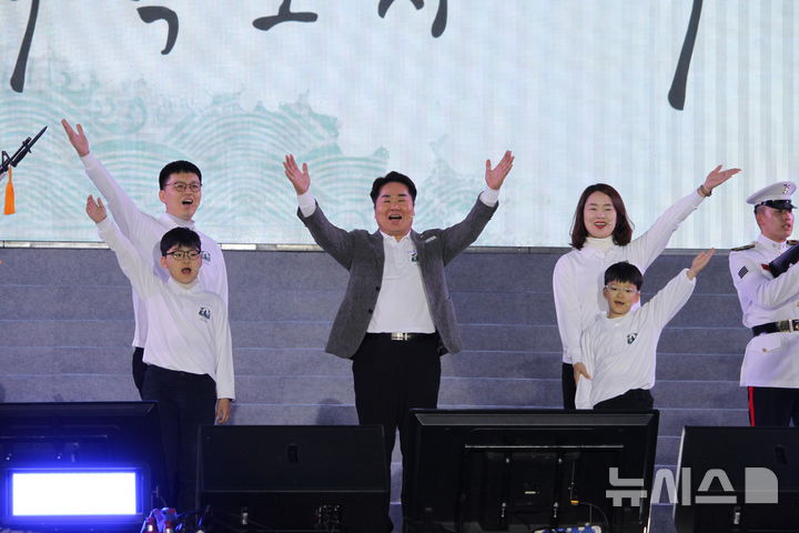 [아산=뉴시스] 최영민 기자 = 오세현 아산시장과 시민 대표 가족이 30일 충남 아산 온양온천역 광장에서 열린 제65회 아산 성웅이순신축제 개막식에서 개막선언을 하고 있다. 2026.04.30 ymchoi@newsis.com