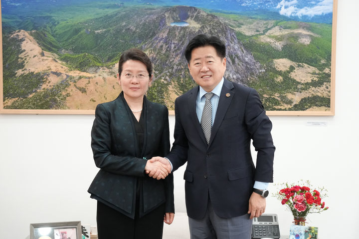 [제주=뉴시스] 오영훈(오른쪽) 제주지사와 왕레이 중국 산둥성 상무청장이 30일 오후 제주도청 집무실에서 면담을 가진 뒤 기념 촬영을 하고 있다. (사진=제주도 제공) 2026.04.30. photo@newsis.com *재판매 및 DB 금지