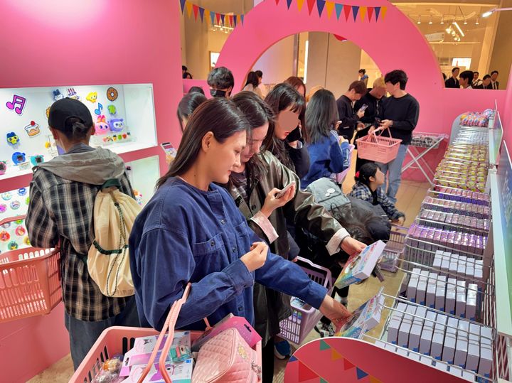 [서울=뉴시스] 잠실 월드몰 1층에서 진행하는 반다이남코 팬시 페스타 매장 전경 (사진=롯데백화점 제공) 2026.05.02. photo@newsis.com *재판매 및 DB 금지