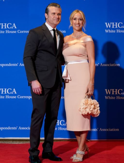 [서울=뉴시스] 백악관 출입기자단 만찬에 참석한 제니퍼 라우쳇의 드레스가 중국계 패스트패션 제품과 비슷하다는 지적이 나오며 논란이 일고 있다. (사진=AP/뉴시스)