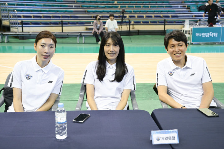 [서울=뉴시스] 여자농구 아산 우리은행의 임영희 코치, 전주원 코치, 위성우 감독. (사진=WKBL 제공) photo@newsis.com *재판매 및 DB 금지