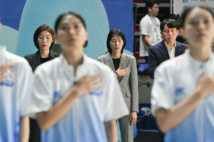 [서울=뉴시스] 여자농구 아산 우리은행의 임영희 코치, 전주원 코치, 위성우 감독. (사진=WKBL 제공) photo@newsis.com *재판매 및 DB 금지