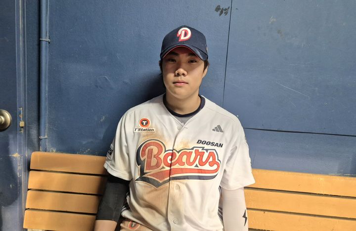 [서울=뉴시스] 문채현 기자 = 프로야구 두산 베어스의 박준순이 30일 서울 잠실구장에서 열린 2026 신한 쏠 KBO리그 홈 경기에서 삼성 라이온즈를 상대로 승리를 거둔 뒤 취재진과 인터뷰를 하고 있다. 2026.04.30. dal@newsis.com *재판매 및 DB 금지