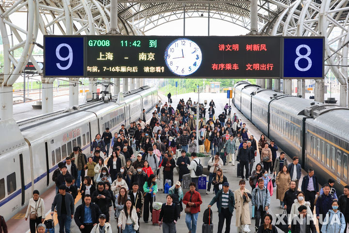 [난징=신화/뉴시스] 중국 ‘황금연휴’로 불리는 노동절 연휴(5월 1~5일) 기간 15억명을 웃도는 대규모 인구 이동이 예상되면서 역대 최대 기록 경신 가능성이 제기된다. 연휴를 앞두고 29일 장쑤성 난징 기차역이 인파로 붐비는 모습. 2026.04.30 