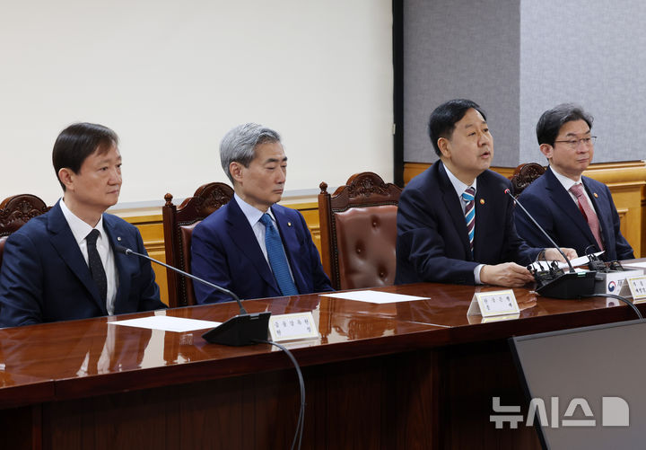 [서울=뉴시스] 배훈식 기자 = 구윤철 경제부총리 겸 재정경제부 장관이 30일 오전 서울 중구 은행회관에서 열린 확대 거시경제 금융회의에서 발언하고 있다. 왼쪽부터 이찬진 금융감독원장, 신현송 한국은행 총재, 구 부총리, 이억원 금융위원장. 2026.04.30. dahora83@newsis.com