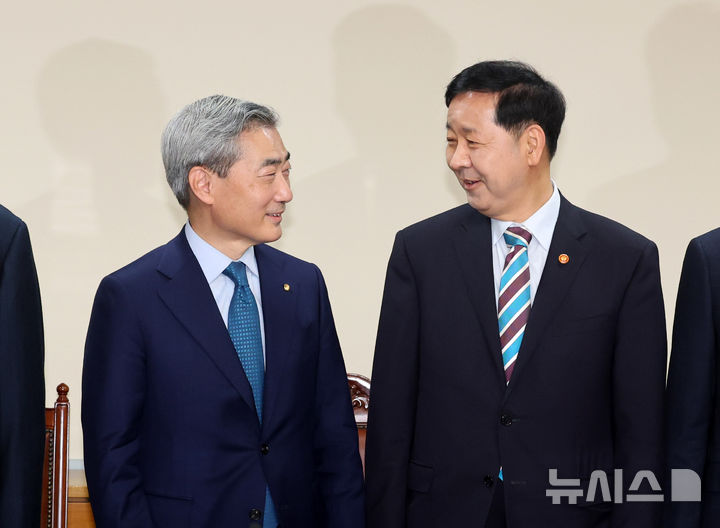 [서울=뉴시스] 배훈식 기자 = 구윤철(오른쪽) 경제부총리 겸 재정경제부 장관과 신현송 한국은행 총재가 30일 오전 서울 중구 은행회관에서 열린 확대 거시경제 금융회의에서 대화하고 있다. 2026.04.30. dahora83@newsis.com