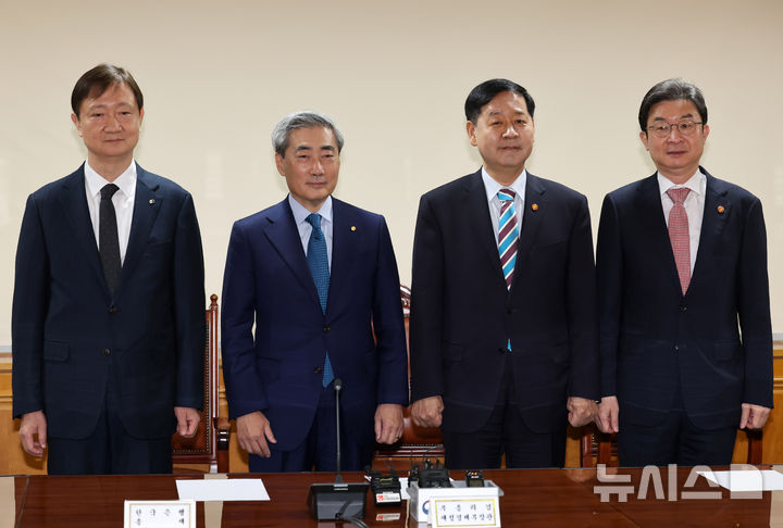 [서울=뉴시스] 배훈식 기자 = 이찬진 금융감독원장, 신현송 한국은행 총재, 구윤철 경제부총리 겸 재정경제부 장관, 이억원 금융위원장이 30일 오전 서울 중구 은행회관에서 열린 확대 거시경제 금융회의에서 기념촬영을 하고 있다. 2026.04.30. dahora83@newsis.com