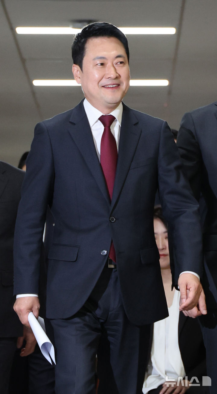 [서울=뉴시스] 김금보 기자 = 장동혁 국민의힘 대표가 30일 오전 서울 여의도 국회에서 열린 최고위원회의에 참석하고 있다. 2026.04.30. kgb@newsis.com