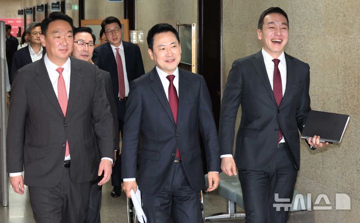 [서울=뉴시스] 조성봉 기자 = 장동혁 국민의힘 대표가 30일 오전 서울 여의도 국회에서 열린 최고위원회의에 참석하고 있다. 왼쪽부터 정희용 사무총장, 장 대표, 김민수 최고위원. 2026.04.30. suncho21@newsis.com