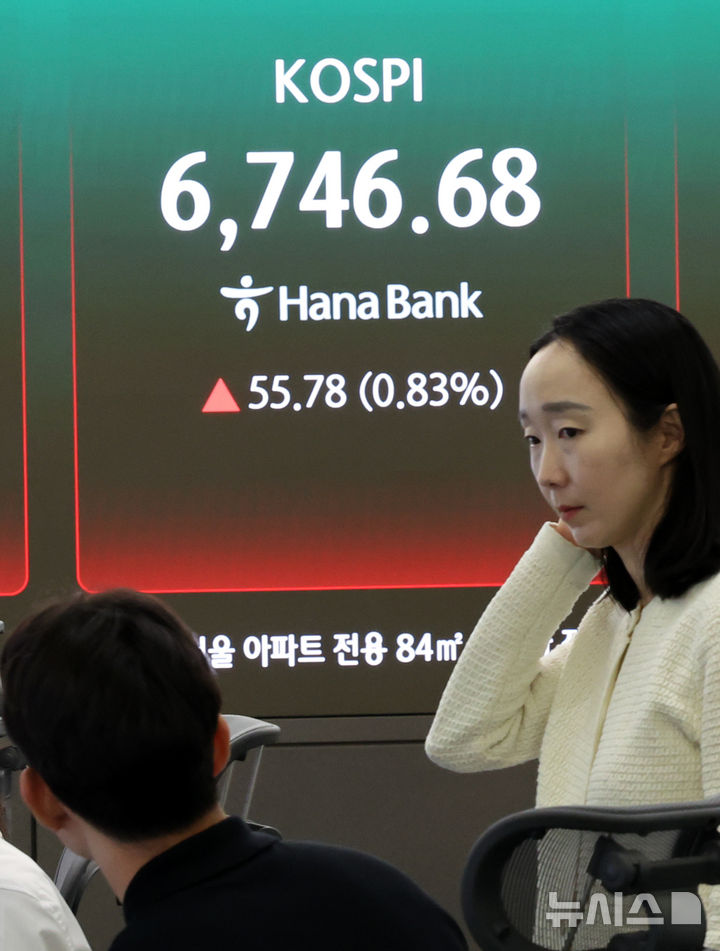 [서울=뉴시스] 박주성 기자 = 30일 오전 서울 중구 하나은행 딜링룸에서 딜러들이 업무를 하고 있다.코스피는 전 거래일(6690.90)보다 48.49포인트(0.72%) 상승한 6739.39에 개장 후 6740선을 넘어섰다. 2026.04.30. park7691@newsis.com