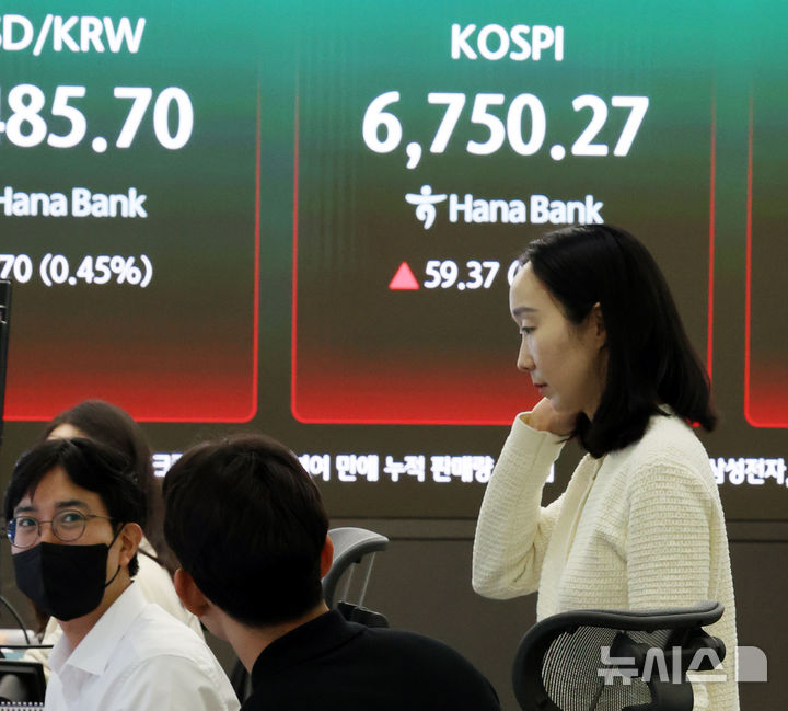 [서울=뉴시스] 박주성 기자 = 30일 오전 서울 중구 하나은행 딜링룸에서 딜러들이 업무를 하고 있다.코스피는 전 거래일(6690.90)보다 48.49포인트(0.72%) 상승한 6739.39에 개장 후 장중 6750선을 넘어섰다. 2026.04.30. park7691@newsis.com
