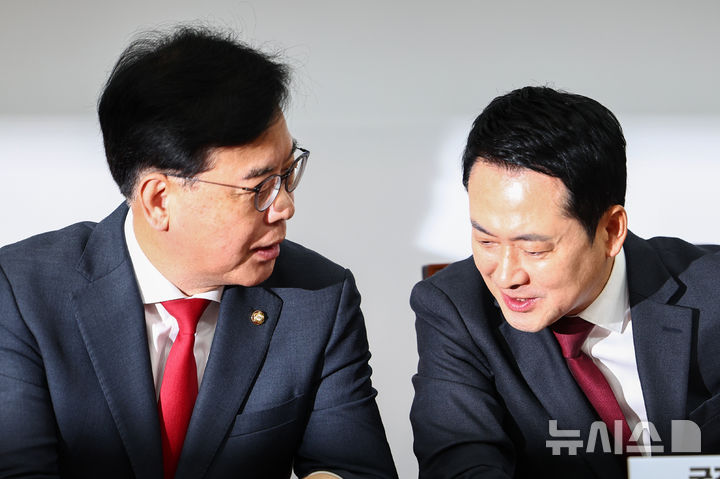 [서울=뉴시스] 김명년 기자 = 장동혁 국민의힘 대표가 30일 오전 서울 여의도 국회에서 열린 최고위원회의에서 송언석 원내대표와 대화하고 있다. 2026.04.30. kmn@newsis.com