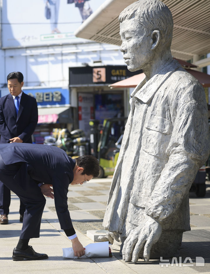 [서울=뉴시스] 정병혁 기자 = 정원오 더불어민주당 서울시장 후보가 30일 서울 종로구 전태일다리에서 노동절을 하루 앞두고 전태일 동상에 헌화하고 있다. 2026.04.30. jhope@newsis.com