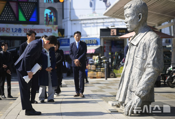 [서울=뉴시스] 정병혁 기자 = 정원오 더불어민주당 서울시장 후보가 30일 서울 종로구 전태일다리에서 노동절을 하루 앞두고 전태일 동상에 헌화하고 있다. 2026.04.30. jhope@newsis.com