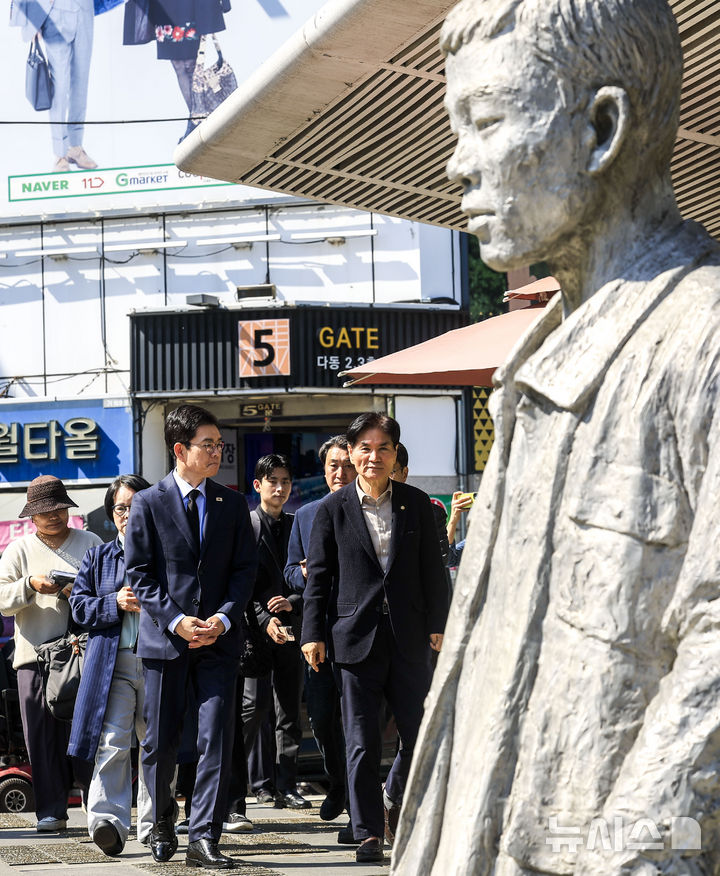 [서울=뉴시스] 정병혁 기자 = 정원오 더불어민주당 서울시장 후보가 30일 서울 종로구 전태일다리를 찾아 전태일 동상을 살펴보고 있다. 2026.04.30. jhope@newsis.com