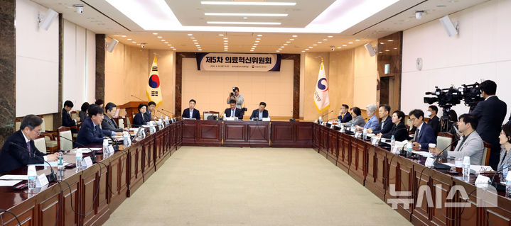 [서울=뉴시스] 추상철 기자 = 정기현 의료혁신위원회 위원장이 지난달 30일 오전 서울 종로구 정부서울청사에서 열린 제5차 의료혁신위원회 회의에서 발언하고 있다. 2026.04.30. scchoo@newsis.com