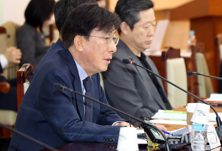 [서울=뉴시스] 추상철 기자 = 정기현 의료혁신위원회 위원장이 4월 30일 오전 서울 종로구 정부서울청사에서 열린 제5차 의료혁신위원회 회의에서 발언하고 있다. 2026.04.30. scchoo@newsis.com