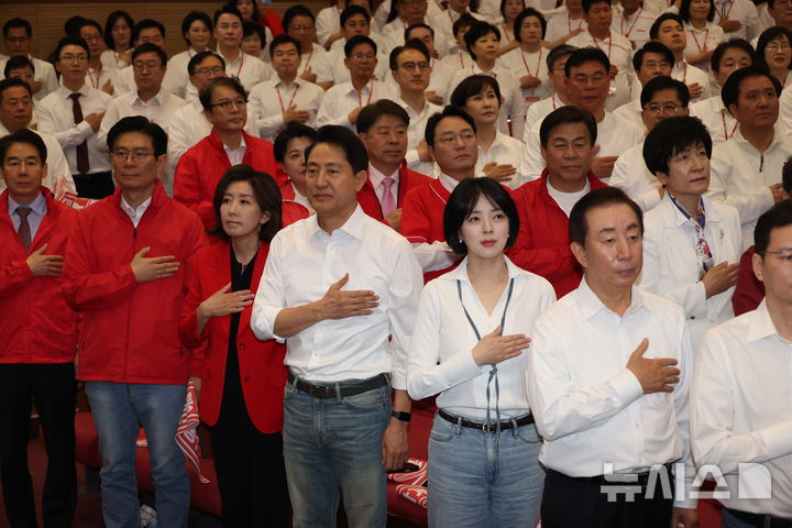 [서울=뉴시스] 고승민 기자 = 오세훈 국민의힘 서울시장 후보와 참석자들이 30일 서울 여의도 국회 의원회관에서 열린 제9회 전국동시지방선거 국민의힘 서울시당 필승결의 및 공천자대회에서 국민의례를 하고 있다. 2026.04.30. kkssmm99@newsis.com