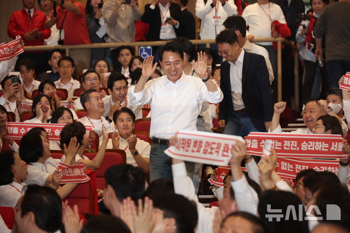 [서울=뉴시스] 고승민 기자 = 30일 서울 여의도 국회 의원회관에서 열린 제9회 전국동시지방선거 국민의힘 서울시당 필승결의 및 공천자대회에 입장하고 있다. 2026.04.30. kkssmm99@newsis.com