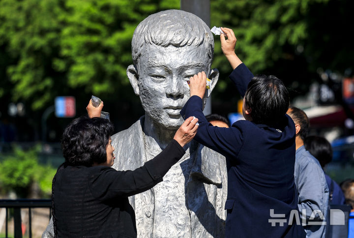 [서울=뉴시스] 정병혁 기자 = 노동절을 하루 앞둔 30일 서울 종로구 전태일다리를 찾은 시민들이 전태일 동상을 닦고 있다. 2026.04.30. jhope@newsis.com