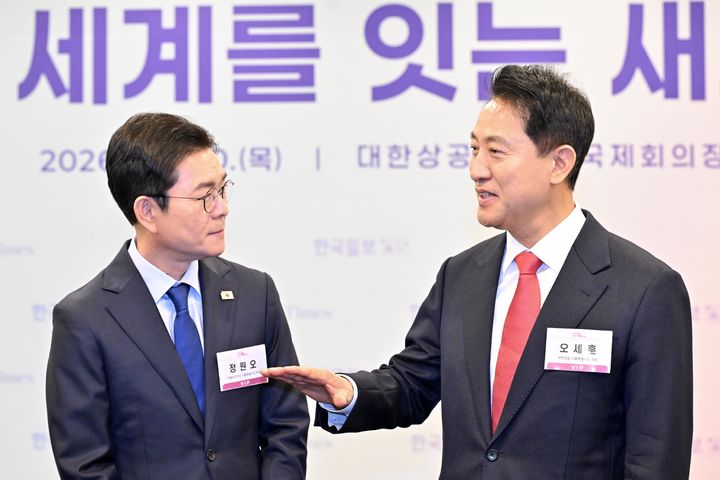 [서울=뉴시스] 황준선 기자 = 정원오(왼쪽) 더불어민주당 서울시장 후보와 오세훈 국민의힘 서울시장 후보가 30일 서울 중구 대한상공회의소에서 열린 '한국포럼'에 참석해 대화를 나누고 있다. (사진=한국일보 제공) 2026.04.30. photo@newsis.com *재판매 및 DB 금지
