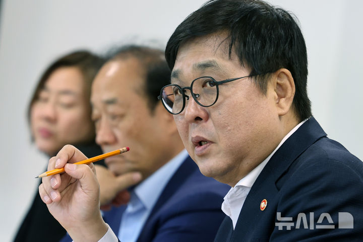 [서울=뉴시스] 박진희 기자 = 최휘영 문화체육관광부 장관이 30일 서울 종로구 국립현대민술관 영상회의실에서 문화예술정책자문위원회 게임분과 2차 회의를 하고 있다. 2026.04.30. pak7130@newsis.com