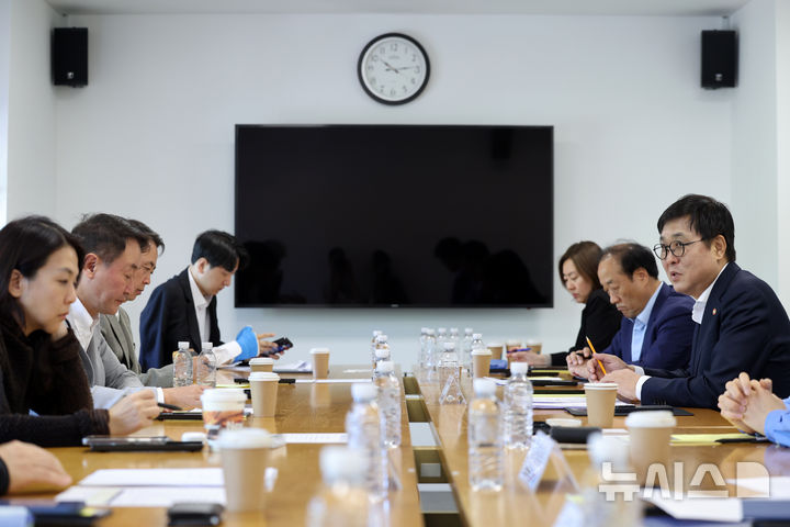 [서울=뉴시스] 박진희 기자 = 최휘영 문화체육관광부 장관이 30일 서울 종로구 국립현대민술관 영상회의실에서 문화예술정책자문위원회 게임분과 2차 회의를 하고 있다. 2026.04.30. pak7130@newsis.com