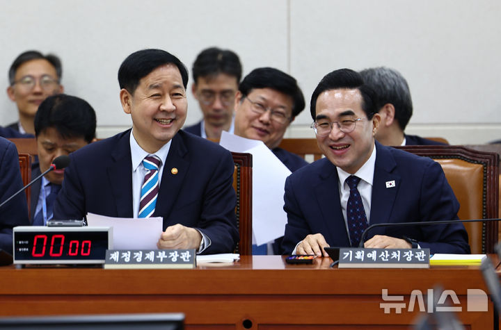 [서울=뉴시스] 김명년 기자 = 구윤철 부총리 겸 재정경제부 장관과 박홍근 기획예산처 장관이 30일 오전 서울 여의도 국회에서 열린 재정경제기획위원회 전체회의에서 밝은 표정을 짓고 있다. 2026.04.30. kmn@newsis.com