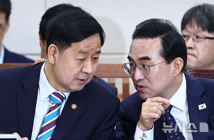 [서울=뉴시스] 김명년 기자 = 사진은 구윤철 경제부총리 겸 재정경제부 장관과 박홍근 기획예산처 장관이 지난 4월30일 오전 서울 여의도 국회에서 열린 재정경제기획위원회 전체회의에서 대화를 나누고 있는 모습. 2026.04.30. kmn@newsis.com