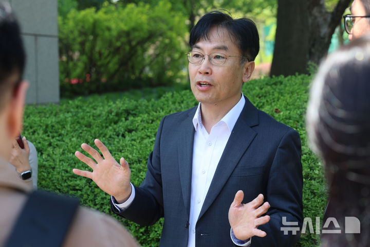 [서울=뉴시스] 권창회 기자 = 넥슨코리아측 변호인 김원 변호사가 30일 서울 서초구 대법원에서 열린 넥슨코리아 ‘다크앤다커’ 개발사 상대 영업비밀침해금지 청구 선고기일을 마치고 백브리핑을 하고 있다. 대법원 2부는 이날 넥슨코리아가 아이언메이스 등을 상대로 낸 영업비밀 및 저작권 침해금지 청구소송에서 원심의 원고 일부 승소 판결을 그대로 확정했다. 2026.04.30. kch0523@newsis.com