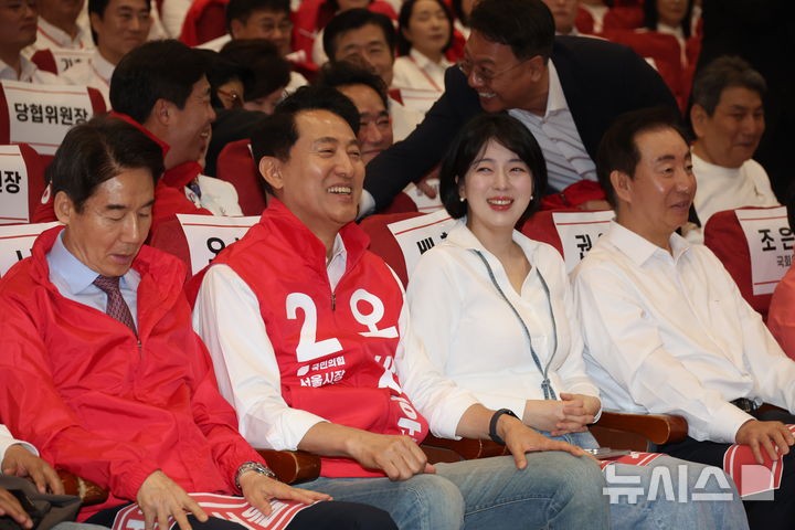 [서울=뉴시스] 고승민 기자 = 국민의힘 오세훈 서울시장 후보와 배현진 서울시당위원장이 30일 서울 여의도 국회 의원회관에서 열린 제9회 전국동시지방선거 국민의힘 서울시당 필승결의 및 공천자대회에서 대화하며 웃고 있다. 2026.04.30. kkssmm99@newsis.com