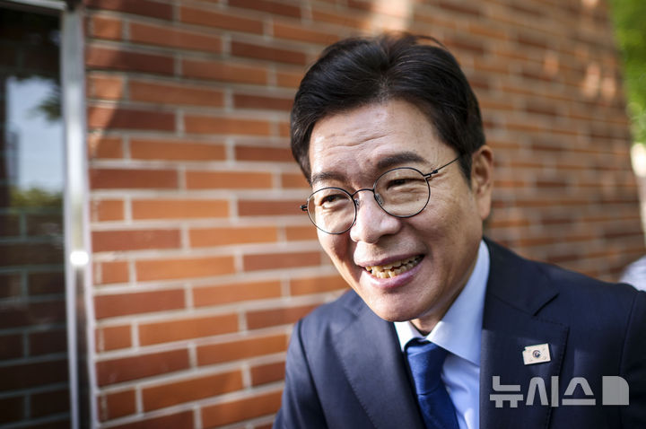 [서울=뉴시스] 정병혁 기자 = 정원오 더불어민주당 서울시장 후보가 30일 서울 종로구 전태일기념관 앞에서 노동공약을 발표를 마친 뒤 이동하고 있다. 2026.04.30. jhope@newsis.com
