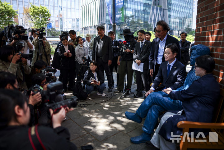 [서울=뉴시스] 정병혁 기자 = 정원오 더불어민주당 서울시장 후보가 30일 서울 종로구 전태일기념관 앞에서 전태일 동상과 기념촬영을 하고 있다. 2026.04.30. jhope@newsis.com