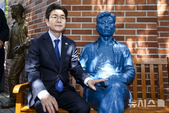 [서울=뉴시스] 정병혁 기자 = 정원오 더불어민주당 서울시장 후보가 30일 서울 종로구 전태일기념관 앞에서 전태일 동상과 기념촬영을 하고 있다. 2026.04.30. jhope@newsis.com