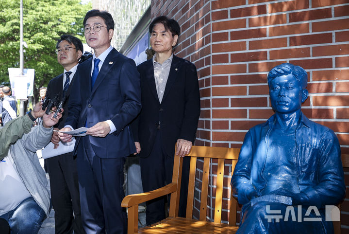 [서울=뉴시스] 정병혁 기자 = 정원오 더불어민주당 서울시장 후보가 30일 서울 종로구 전태일기념관 앞에서 노동공약을 발표하고 있다. 2026.04.30. jhope@newsis.com