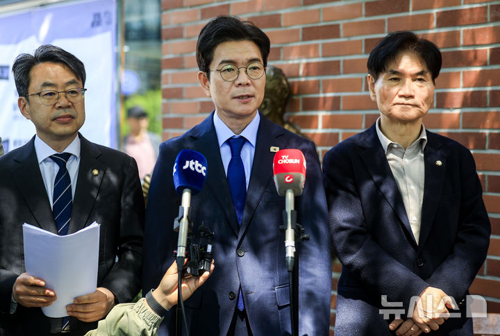 [서울=뉴시스] 정병혁 기자 = 정원오 더불어민주당 서울시장 후보가 30일 서울 종로구 전태일기념관 앞에서 노동공약을 발표하고 있다. 2026.04.30. jhope@newsis.com