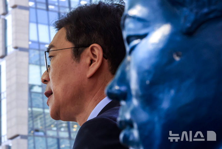 [서울=뉴시스] 정병혁 기자 = 정원오 더불어민주당 서울시장 후보가 30일 서울 종로구 전태일기념관 앞에서 노동공약을 발표하고 있다. 2026.04.30. jhope@newsis.com